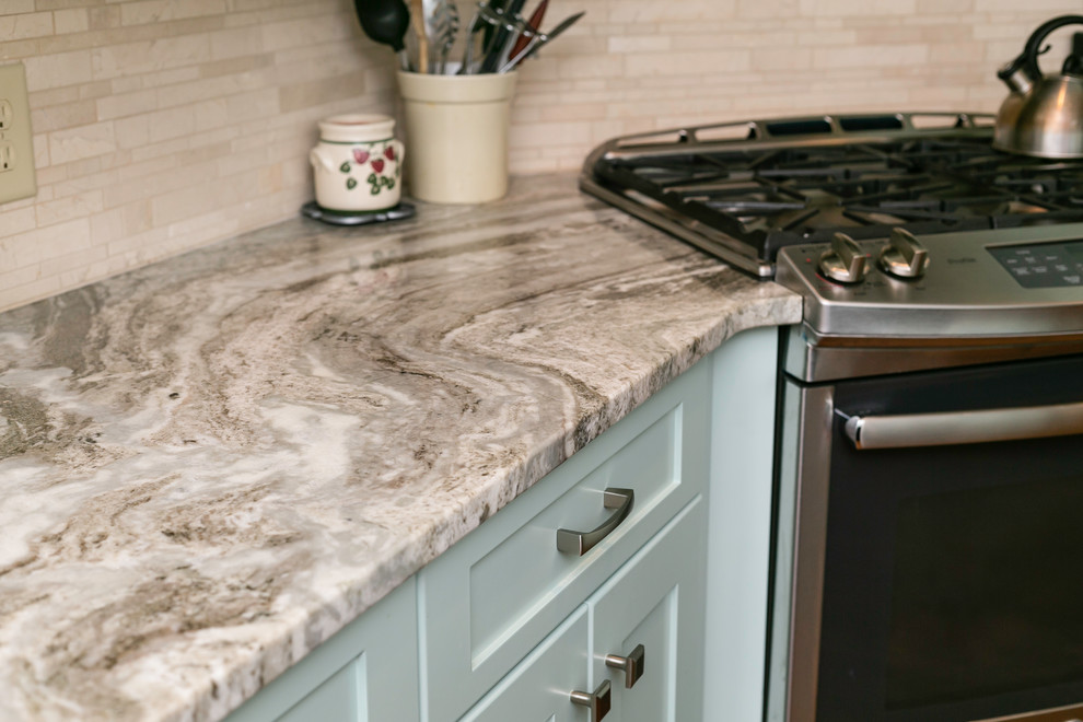 Exempel på ett mellanstort modernt grå grått kök, med en undermonterad diskho, skåp i shakerstil, gröna skåp, beige stänkskydd, stänkskydd i stickkakel, rostfria vitvaror, mellanmörkt trägolv, en köksö och brunt golv