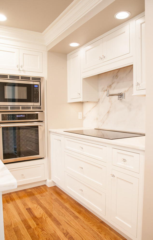Esempio di una cucina classica con ante a filo, ante bianche, top in marmo, paraspruzzi bianco, paraspruzzi in marmo e elettrodomestici in acciaio inossidabile