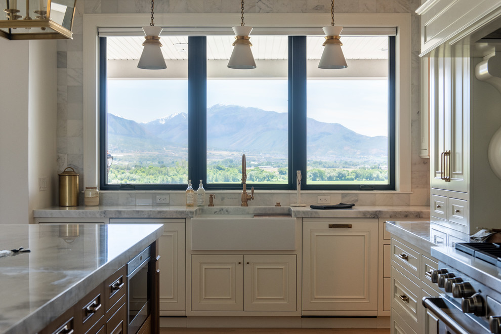 Klassische Wohnküche in U-Form mit weißen Schränken und Kücheninsel in Salt Lake City