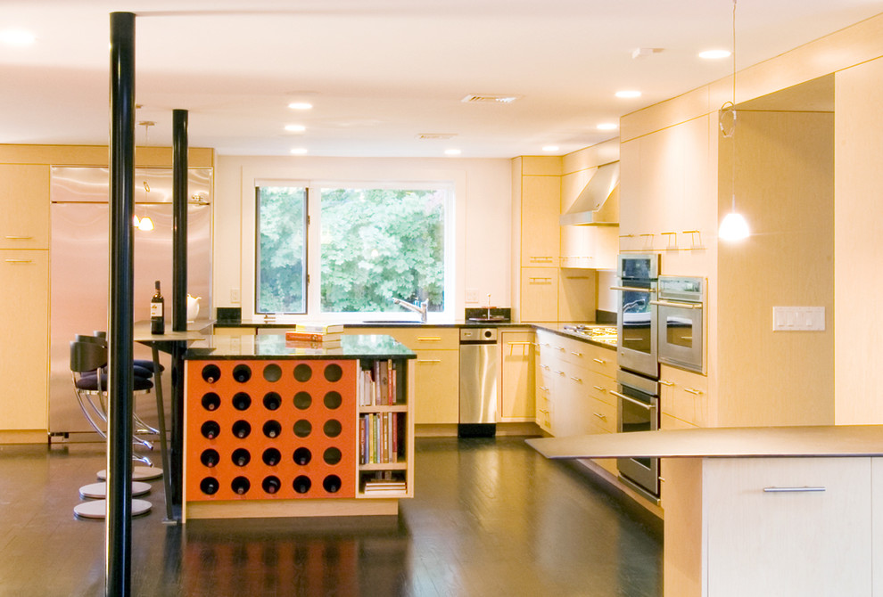 Moderne Küche mit Küchengeräten aus Edelstahl in Boston