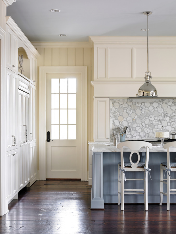 Example of a classic kitchen design in Atlanta