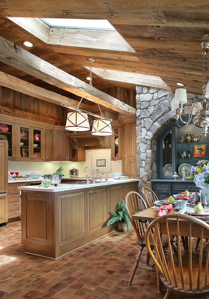 Inspiration för ett stort rustikt kök, med integrerade vitvaror, en nedsänkt diskho, luckor med profilerade fronter, skåp i mellenmörkt trä, vitt stänkskydd, stänkskydd i keramik, mellanmörkt trägolv och en halv köksö