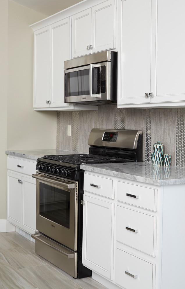 Shiny backsplash in a vertical pattern Contemporary Kitchen Other