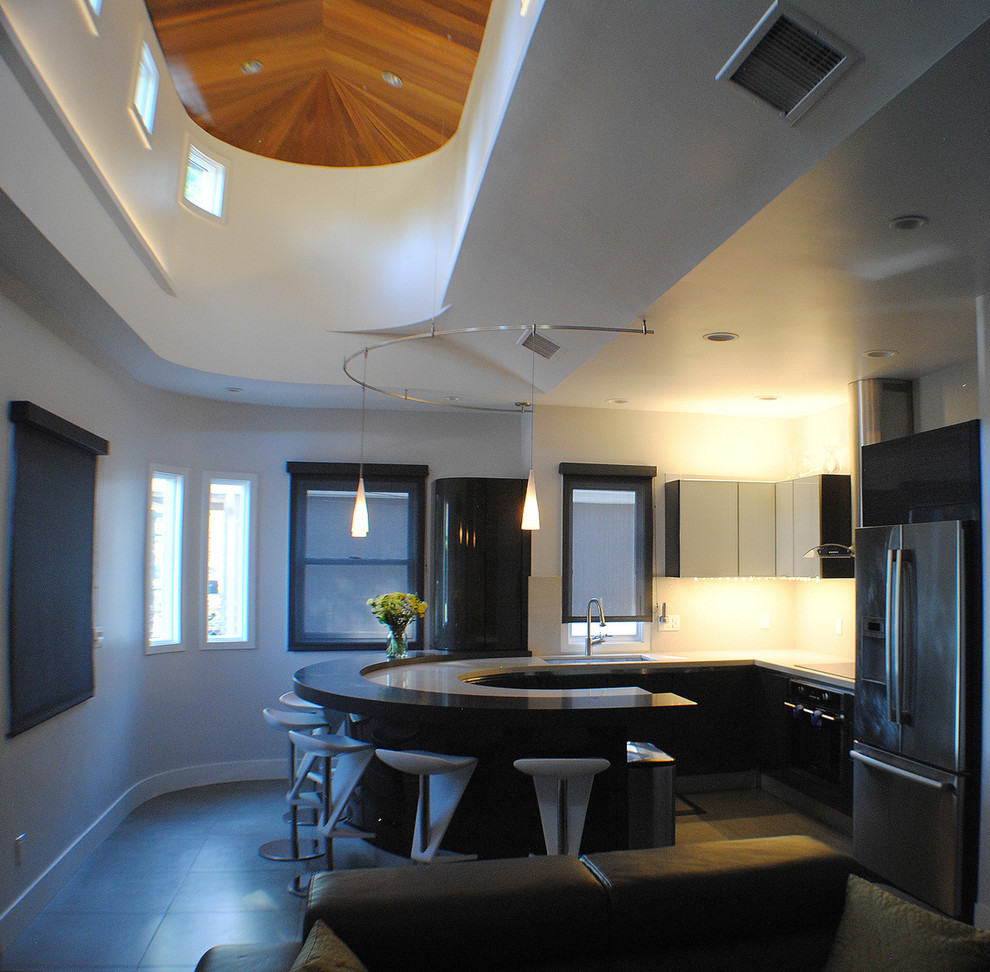Exempel på ett modernt kök, med en undermonterad diskho, släta luckor, skåp i mörkt trä, bänkskiva i kvarts, rostfria vitvaror, klinkergolv i keramik, en halv köksö och beiget golv