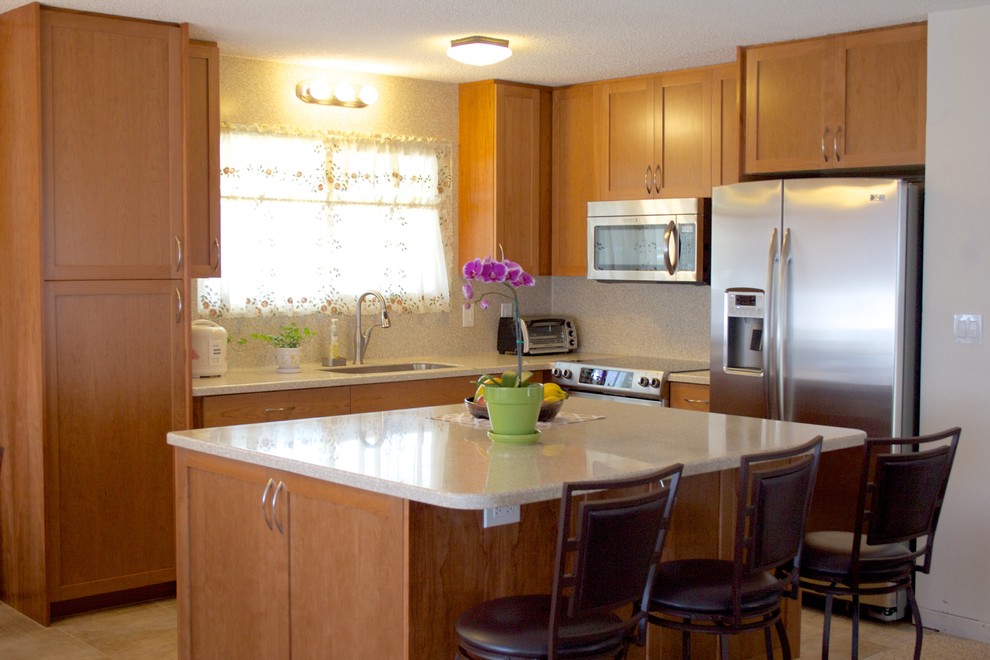 Exempel på ett mellanstort klassiskt l-kök, med skåp i mellenmörkt trä, rostfria vitvaror, en undermonterad diskho, skåp i shakerstil, bänkskiva i kvartsit och en köksö