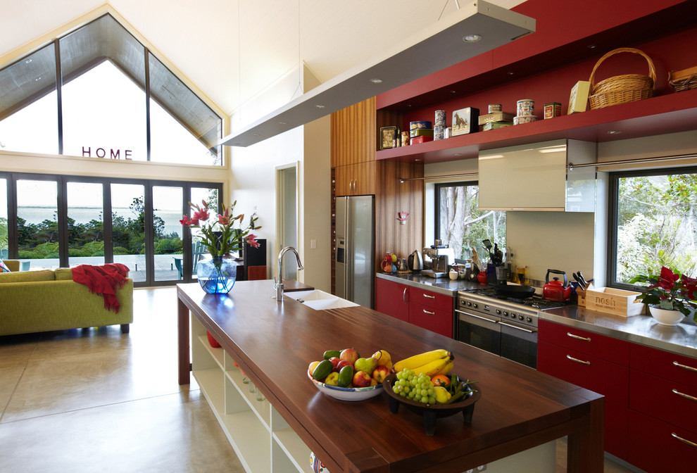 Moderne Küche mit flächenbündigen Schrankfronten, Doppelwaschbecken und Küchengeräten aus Edelstahl in Auckland