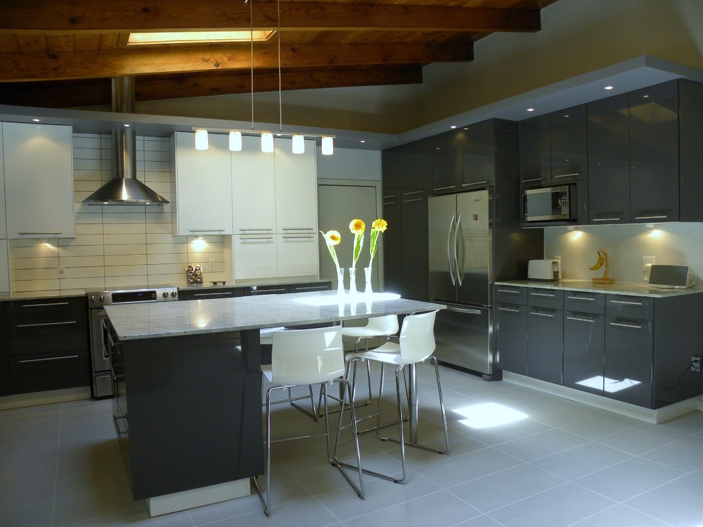 Inspiration for a modern kitchen remodel in Ottawa