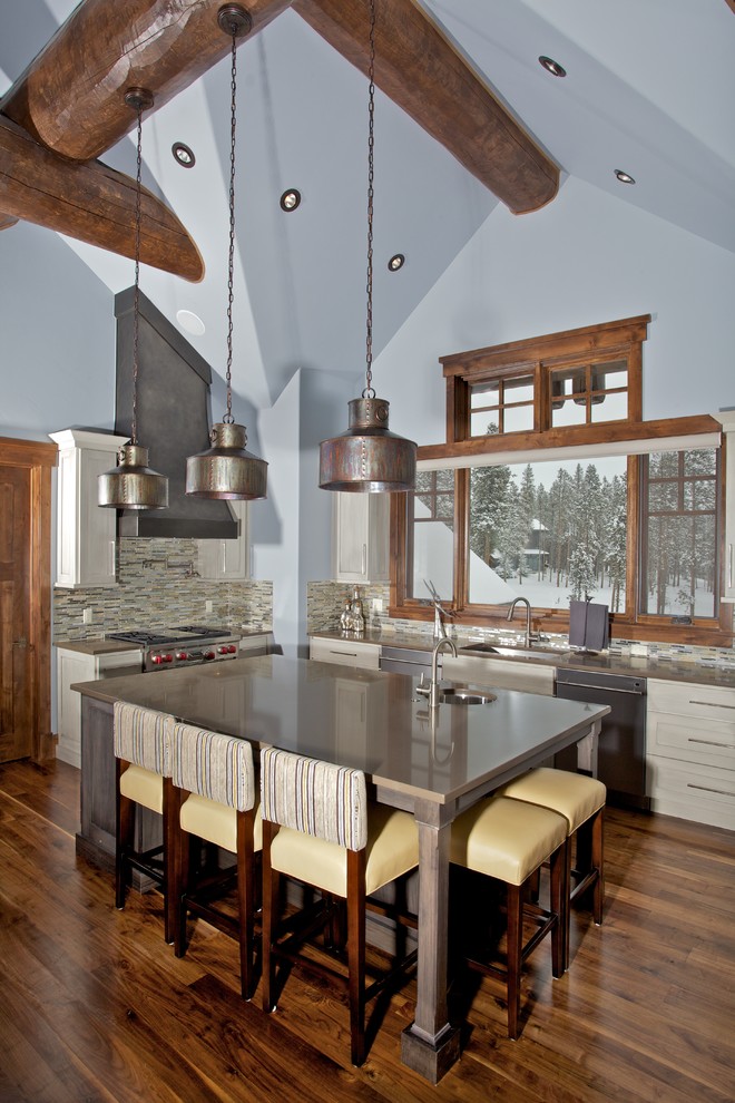 Esempio di una cucina design con lavello sottopiano, ante in stile shaker, ante bianche, paraspruzzi multicolore e elettrodomestici in acciaio inossidabile