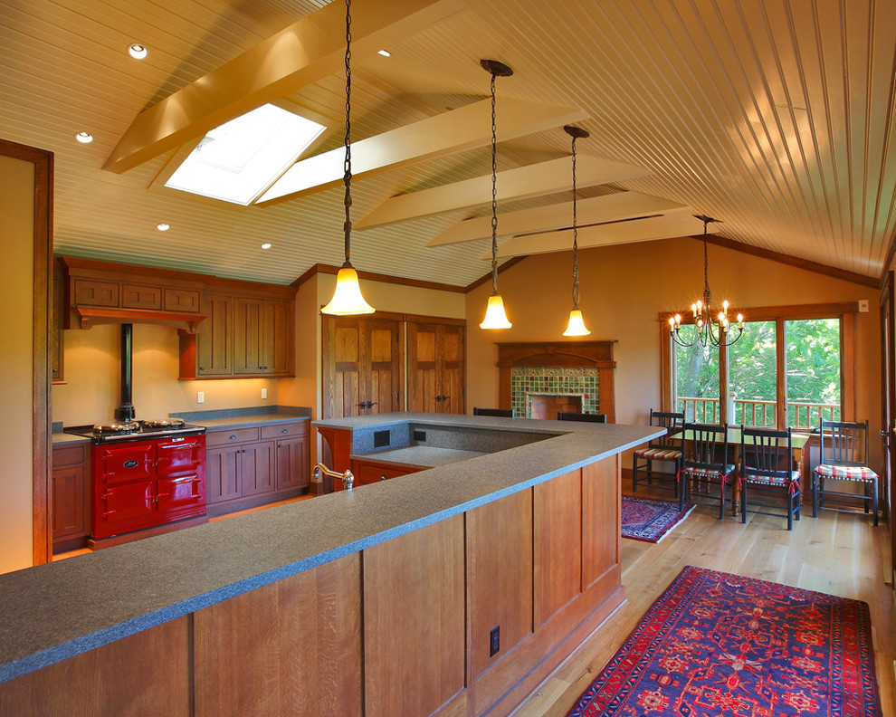 Ispirazione per una cucina abitabile american style con ante in legno bruno, elettrodomestici colorati e struttura in muratura