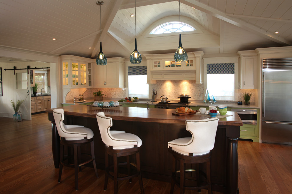 Idéer för att renovera ett mellanstort maritimt linjärt kök, med en dubbel diskho, luckor med upphöjd panel, beige skåp, träbänkskiva, beige stänkskydd, stänkskydd i glaskakel, rostfria vitvaror, ljust trägolv och en köksö