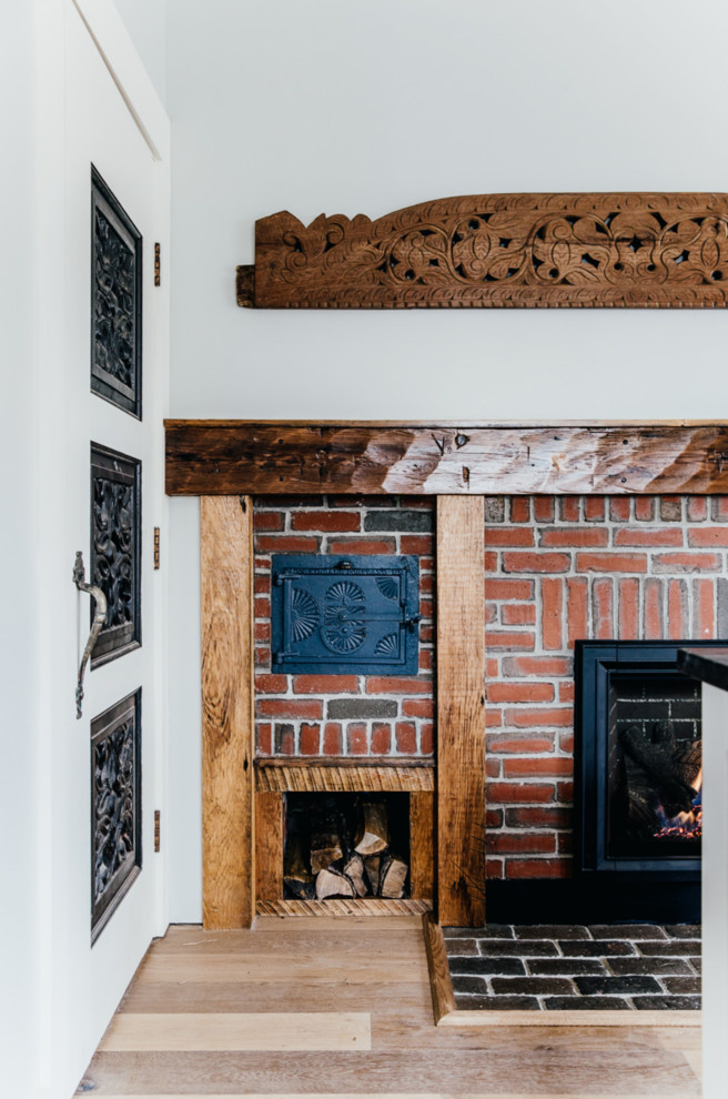 Foto de cocina de estilo de casa de campo con suelo de madera clara