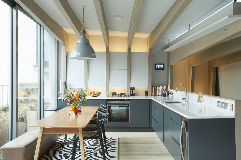 Источник вдохновения для домашнего уюта: кухня в современном стиле с шторами на окнах