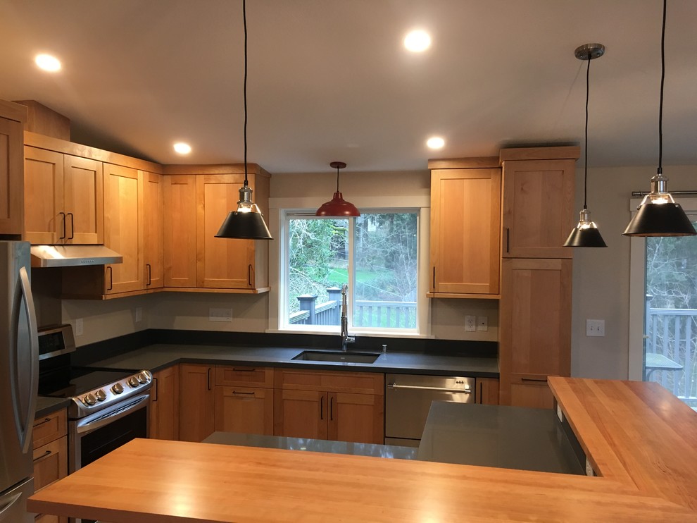 Example of a mid-sized transitional l-shaped porcelain tile and beige floor open concept kitchen design in Seattle with an undermount sink, shaker cabinets, light wood cabinets, quartz countertops, gray backsplash, stone slab backsplash, stainless steel appliances and a peninsula