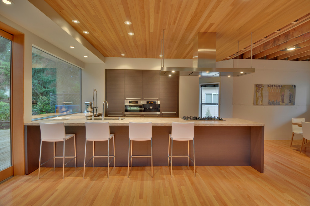 На фото: кухня в стиле модернизм с столешницей из акрилового камня и барной стойкой