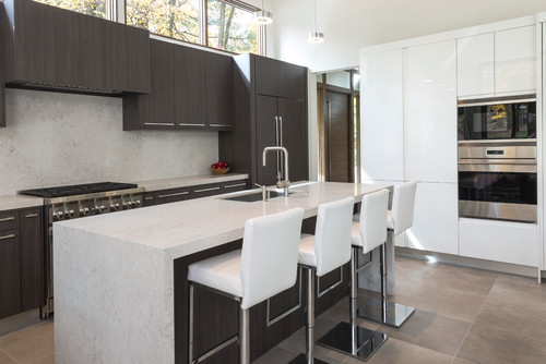Modern kitchen with high-gloss Lacquer Finish Cabinets in Mississauga