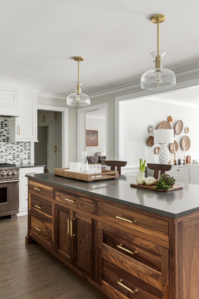 Idee per un cucina con isola centrale classico con ante in stile shaker, ante bianche, pavimento in legno massello medio, pavimento marrone e top grigio