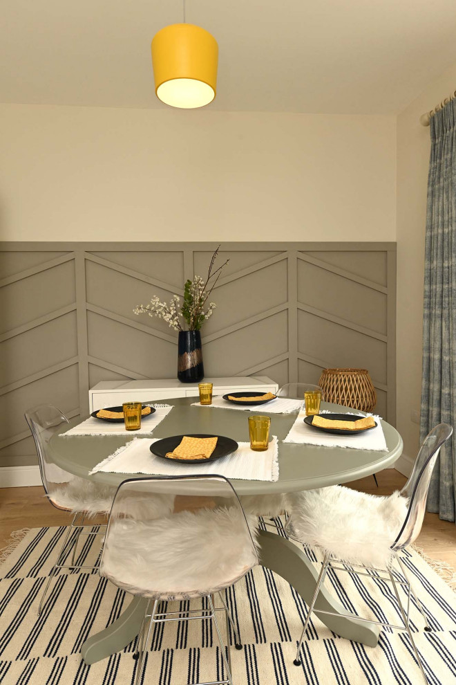 Inspiration pour une très grande salle à manger ouverte sur la cuisine traditionnelle avec sol en stratifié et un sol beige.