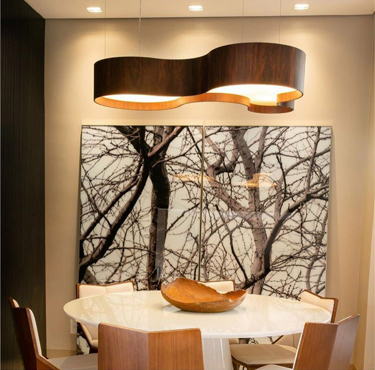 Свежая идея для дизайна: отдельная столовая среднего размера в современном стиле с полом из бамбука, бежевым полом и многоуровневым потолком - отличное фото интерьера