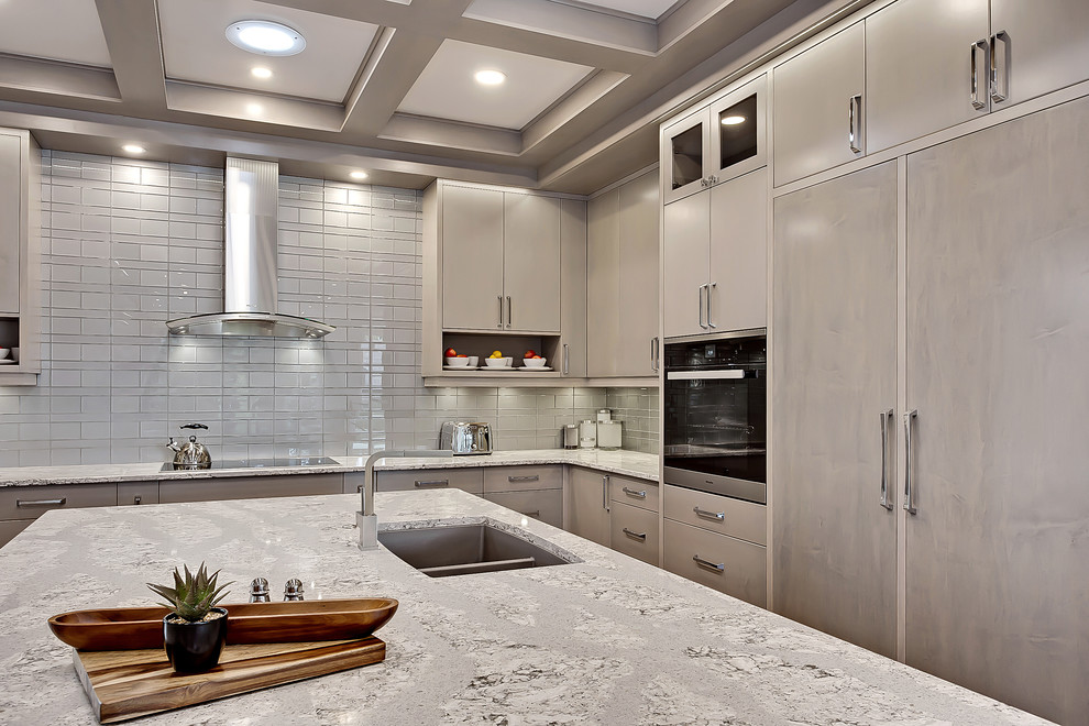 Exempel på ett mellanstort klassiskt kök, med en undermonterad diskho, släta luckor, grå skåp, marmorbänkskiva, grått stänkskydd, stänkskydd i glaskakel, integrerade vitvaror, mellanmörkt trägolv och en köksö