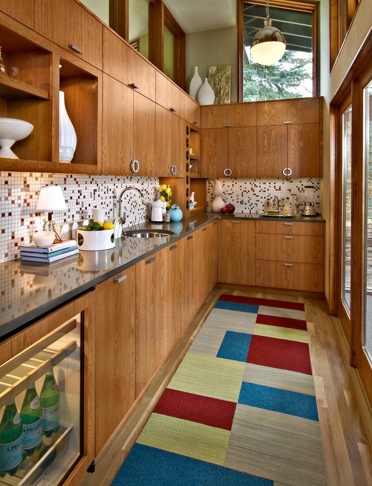 Diseño de cocina minimalista cerrada con armarios con paneles lisos, salpicadero con mosaicos de azulejos, salpicadero multicolor y puertas de armario de madera oscura