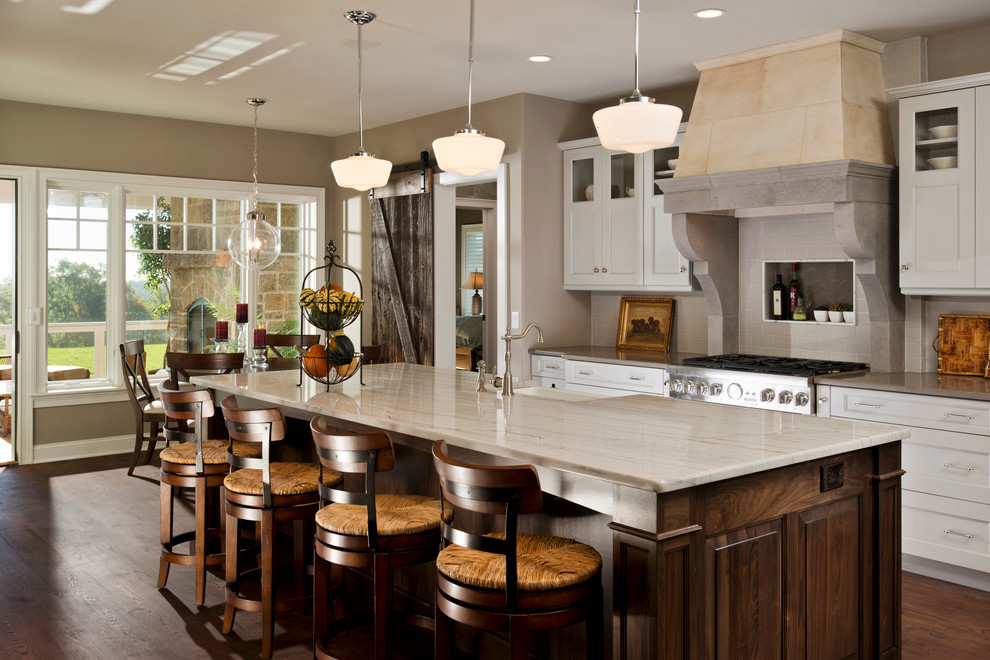 На фото: параллельная кухня в классическом стиле с обеденным столом, фасадами в стиле шейкер, белыми фасадами и островом