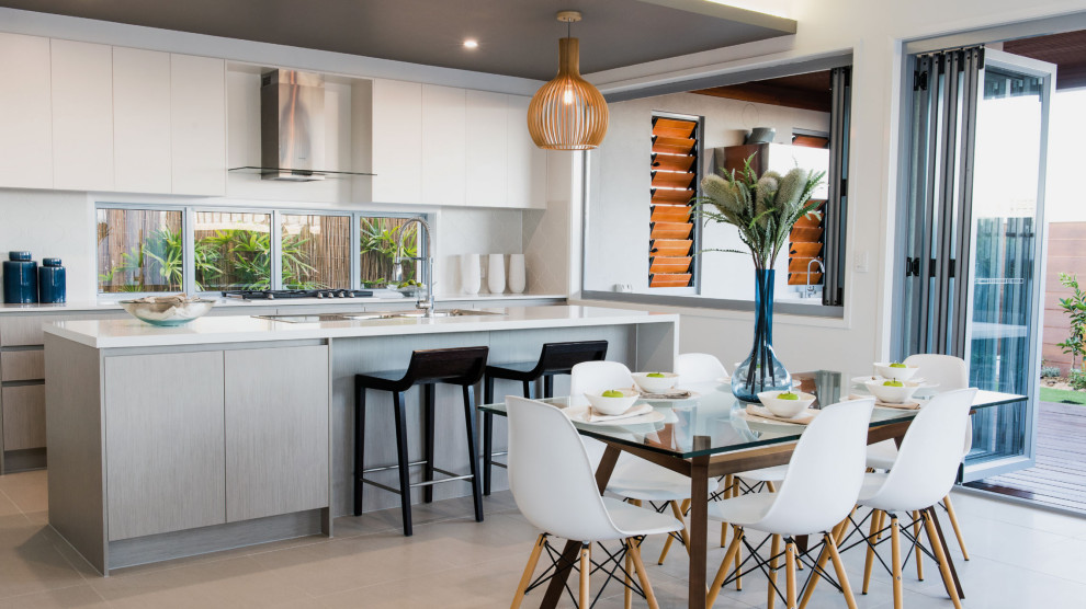 Moderne Küche in L-Form mit flächenbündigen Schrankfronten, weißen Schränken, Rückwand-Fenster, Kücheninsel, grauem Boden und weißer Arbeitsplatte in Brisbane
