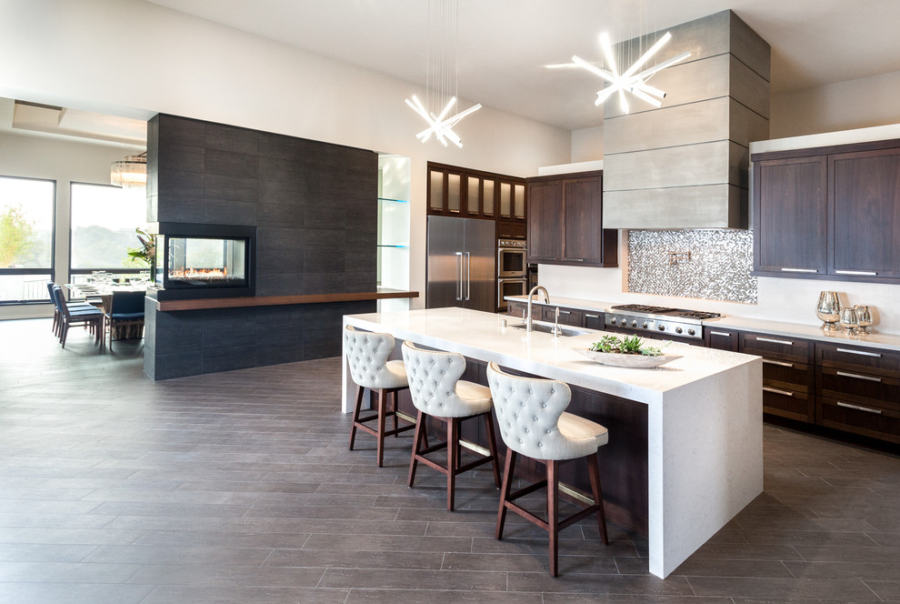 Moderne Küche mit Schrankfronten im Shaker-Stil, dunklen Holzschränken, Küchenrückwand in Weiß, Küchengeräten aus Edelstahl und Kücheninsel in Sacramento