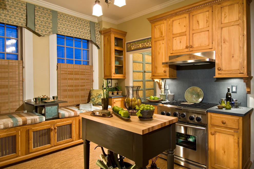 Ejemplo de cocina comedor de estilo de casa de campo con armarios con paneles empotrados, puertas de armario de madera clara, encimera de madera y una isla