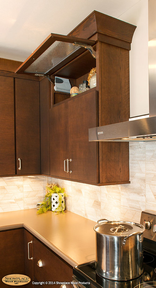 Cette image montre une cuisine bohème en L avec un placard à porte plane, un électroménager en acier inoxydable et îlot.