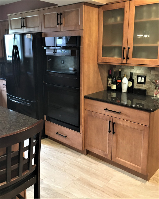 Showplace EVO Kitchen in Maple Edgewater Nutmeg Estilo Craftsman