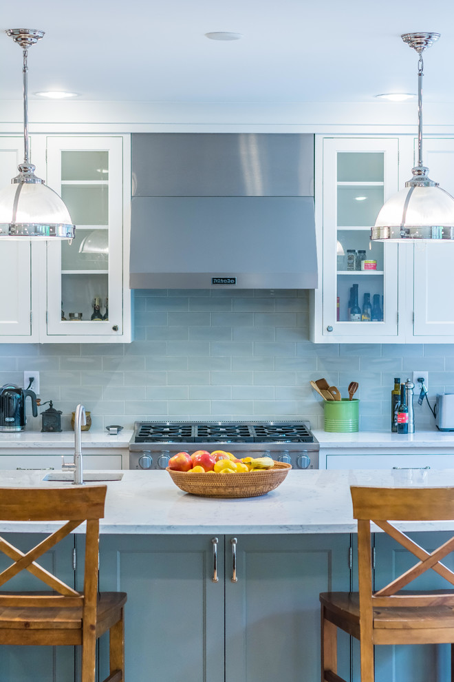 Exempel på ett stort klassiskt kök, med en enkel diskho, luckor med profilerade fronter, vita skåp, bänkskiva i kvarts, grått stänkskydd, stänkskydd i keramik, rostfria vitvaror och en köksö