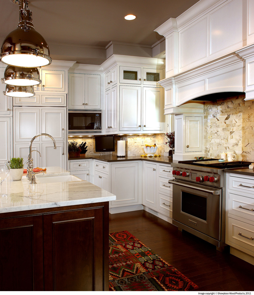 Bild på ett avskilt, stort vintage l-kök, med en rustik diskho, luckor med infälld panel, vita skåp, marmorbänkskiva, beige stänkskydd, stänkskydd i stenkakel, integrerade vitvaror, mörkt trägolv och en köksö