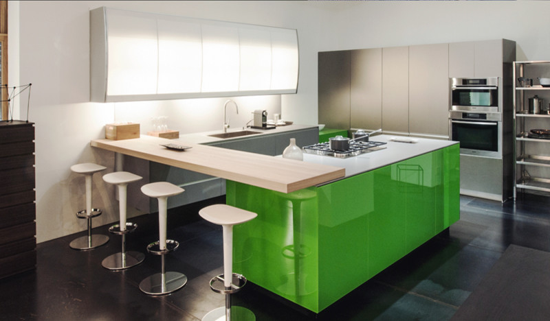 Mittelgroße Moderne Küche in U-Form mit offenen Schränken, grünen Schränken, Glas-Arbeitsplatte, Küchengeräten aus Edelstahl und Halbinsel in New York