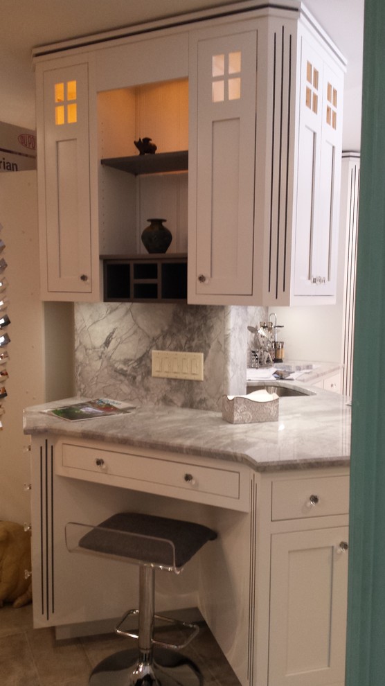 Inspiration för ett vintage kök, med en enkel diskho, luckor med upphöjd panel, vita skåp, marmorbänkskiva, flerfärgad stänkskydd och klinkergolv i porslin