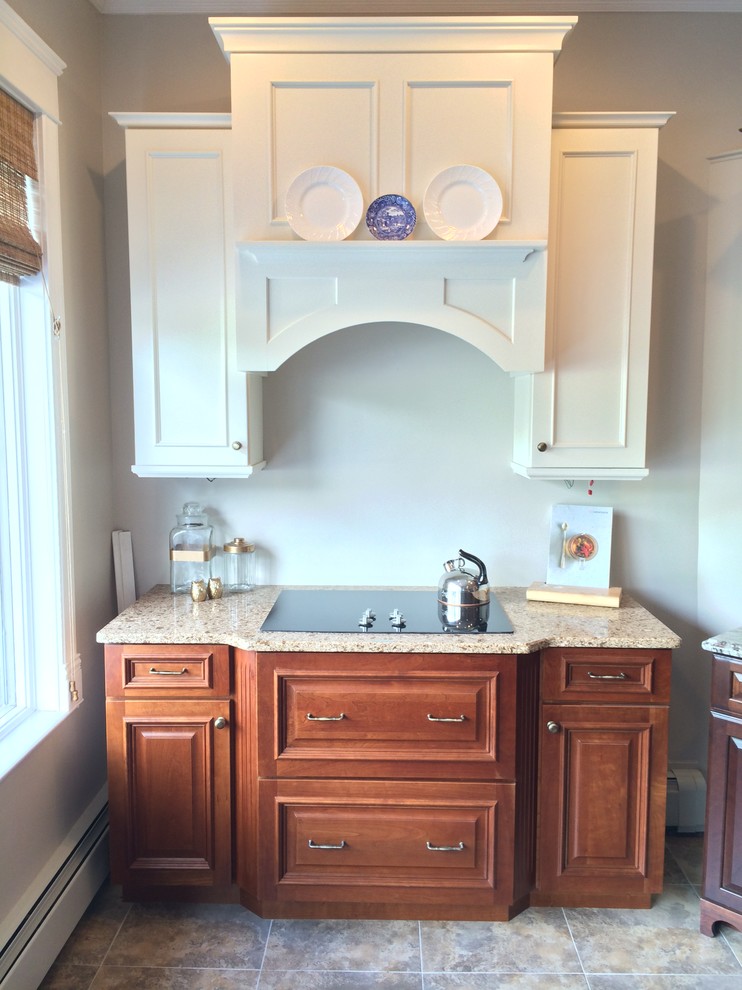 Cette photo montre une cuisine chic avec un placard à porte plane, des portes de placard blanches et un plan de travail en quartz modifié.