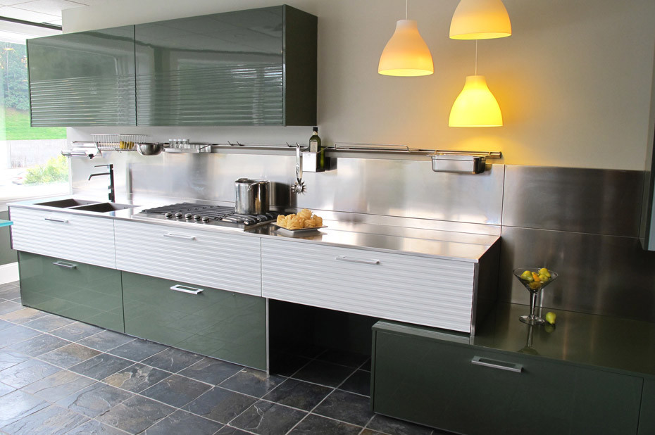 Inspiration för ett litet funkis linjärt kök med öppen planlösning, med en dubbel diskho, släta luckor, gröna skåp, stänkskydd med metallisk yta och rostfria vitvaror