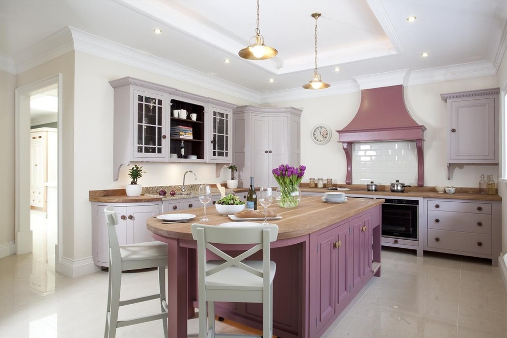 Klassische Küche mit lila Schränken, Küchenrückwand in Weiß, Kücheninsel, weißem Boden und beiger Arbeitsplatte in Sonstige