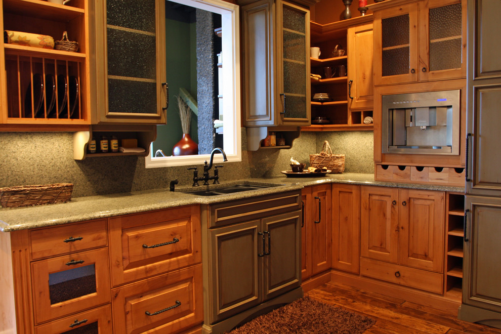 Inspiration för avskilda, mellanstora rustika brunt l-kök, med en dubbel diskho, luckor med upphöjd panel, skåp i mellenmörkt trä, granitbänkskiva, stänkskydd i sten, mörkt trägolv och brunt golv