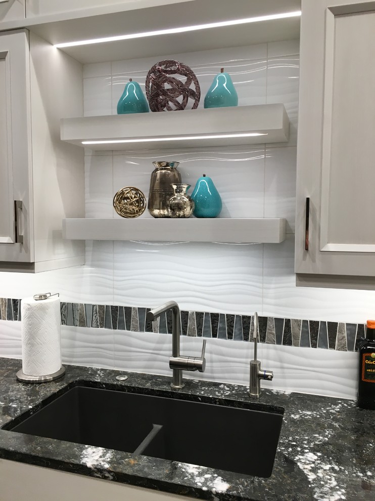 Exempel på ett mellanstort klassiskt flerfärgad flerfärgat kök, med en undermonterad diskho, luckor med infälld panel, vita skåp, bänkskiva i kvarts, vitt stänkskydd, stänkskydd i porslinskakel och rostfria vitvaror