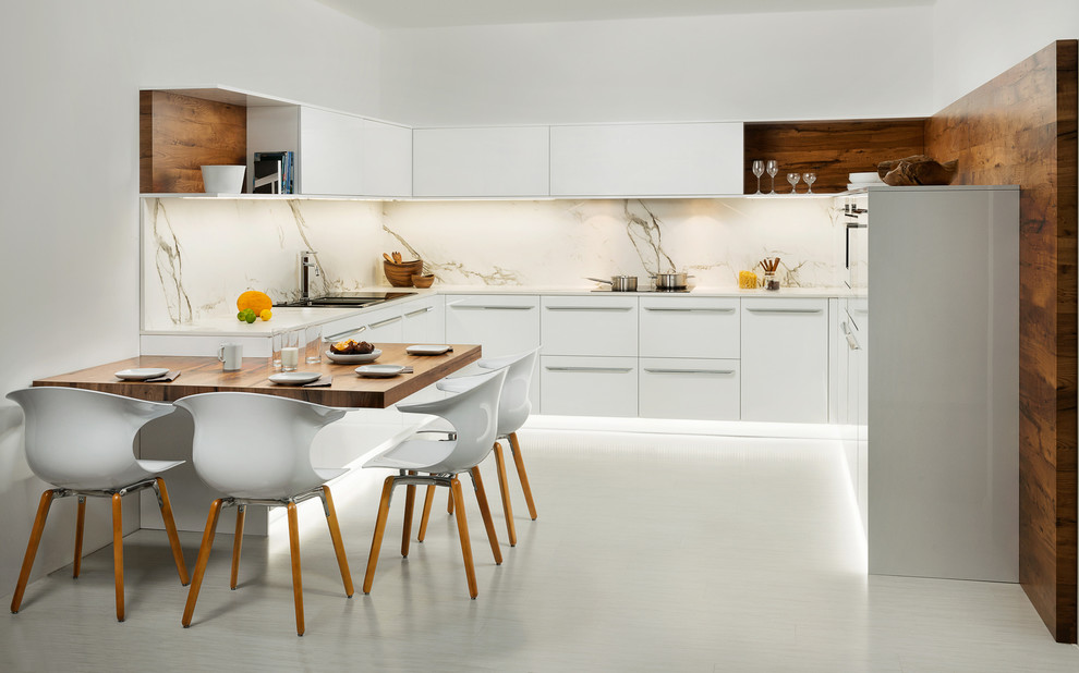 Inspiration för mellanstora moderna kök, med släta luckor, vita skåp, granitbänkskiva och linoleumgolv