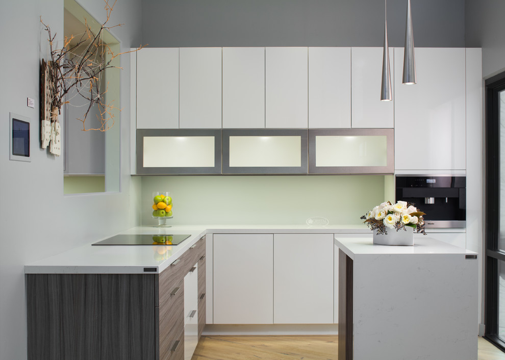 Foto di una piccola cucina minimalista con ante a filo, ante bianche, top in quarzite, paraspruzzi bianco, elettrodomestici in acciaio inossidabile, parquet chiaro e pavimento beige