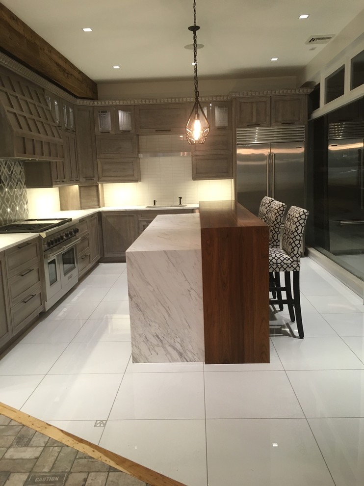 Exempel på ett mycket stort modernt vit vitt kök, med en enkel diskho, släta luckor, grå skåp, marmorbänkskiva, vitt stänkskydd, stänkskydd i keramik, rostfria vitvaror, klinkergolv i porslin, en köksö och vitt golv