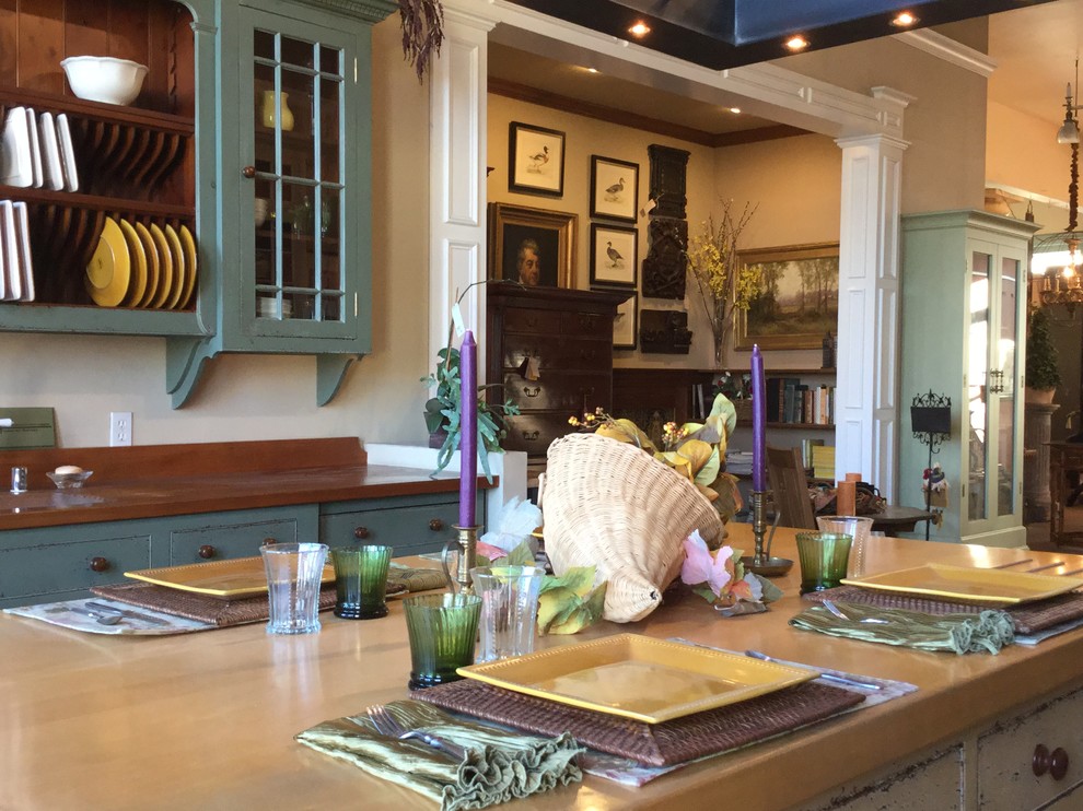 Пример оригинального дизайна: п-образная кухня среднего размера в стиле кантри с обеденным столом, одинарной мойкой, фасадами с декоративным кантом, зелеными фасадами, деревянной столешницей, коричневым фартуком, цветной техникой и островом