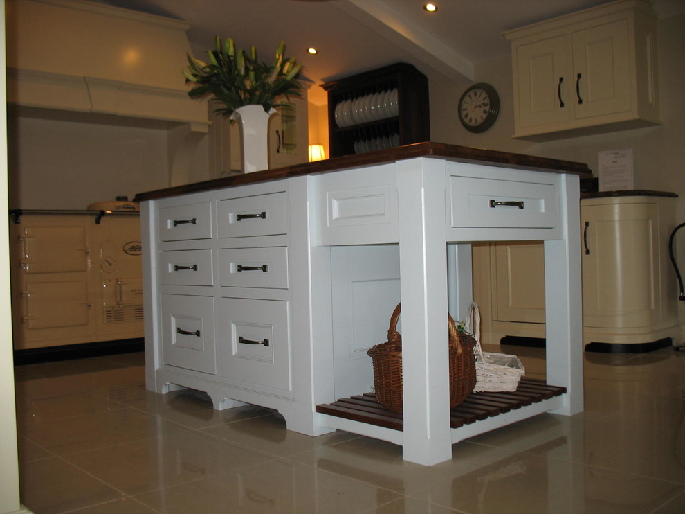 Modern inredning av ett stort u-kök, med en undermonterad diskho, skåp i shakerstil, skåp i mellenmörkt trä, marmorbänkskiva, färgglada vitvaror, klinkergolv i porslin och en köksö