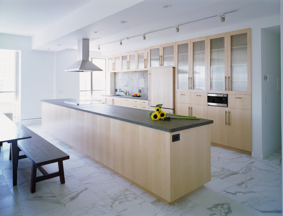 Bild på ett stort funkis kök, med luckor med glaspanel, skåp i ljust trä, integrerade vitvaror, marmorgolv, en undermonterad diskho, bänkskiva i kvarts, flerfärgad stänkskydd, stänkskydd i stenkakel och en köksö