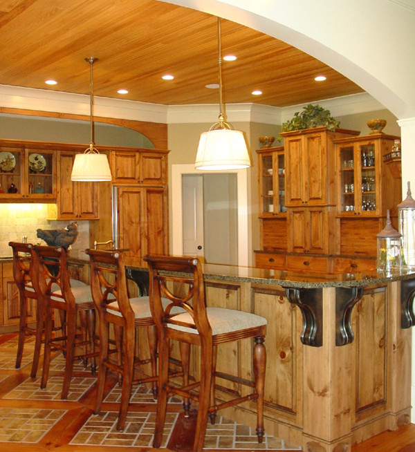 Inspiration för ett avskilt, stort vintage l-kök, med en undermonterad diskho, luckor med upphöjd panel, skåp i mellenmörkt trä, granitbänkskiva, beige stänkskydd, stänkskydd i stenkakel, integrerade vitvaror, mellanmörkt trägolv, en köksö och flerfärgat golv