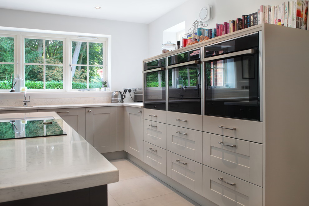 Example of a classic kitchen design in Buckinghamshire