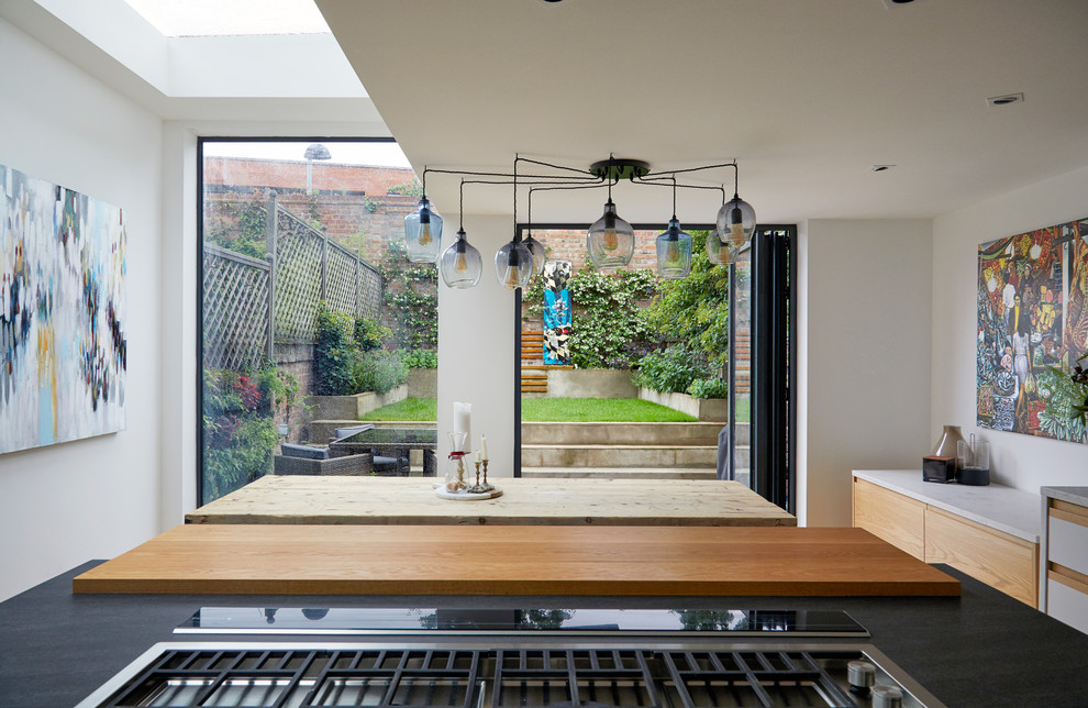 Exempel på ett stort modernt kök, med en integrerad diskho, släta luckor, lila skåp, bänkskiva i koppar, vitt stänkskydd, stänkskydd i sten, rostfria vitvaror, mellanmörkt trägolv, en köksö och brunt golv