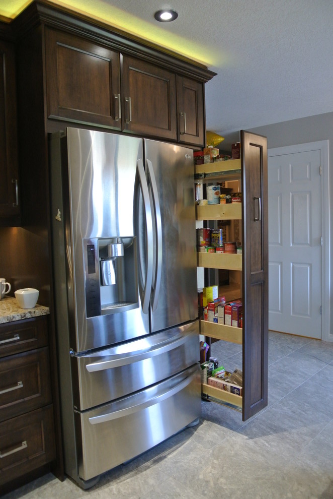 他の地域にあるコンテンポラリースタイルのおしゃれなコの字型キッチン (茶色いキャビネット、ベージュキッチンパネル) の写真