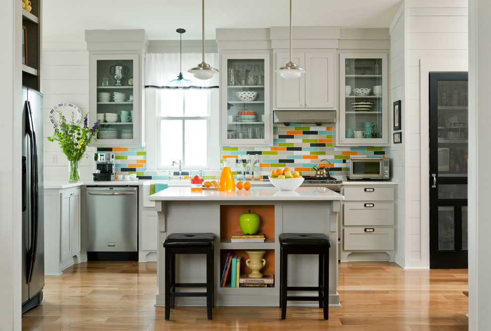 Klassische Küche mit Landhausspüle, Glasfronten, grauen Schränken, Quarzwerkstein-Arbeitsplatte, bunter Rückwand und Rückwand aus Keramikfliesen in Little Rock